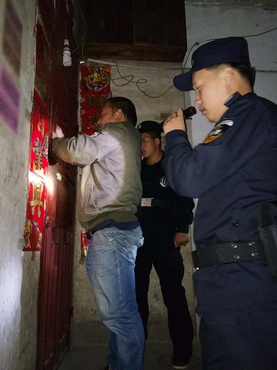 大兴安岭粗心妈妈误将幼女锁家中 